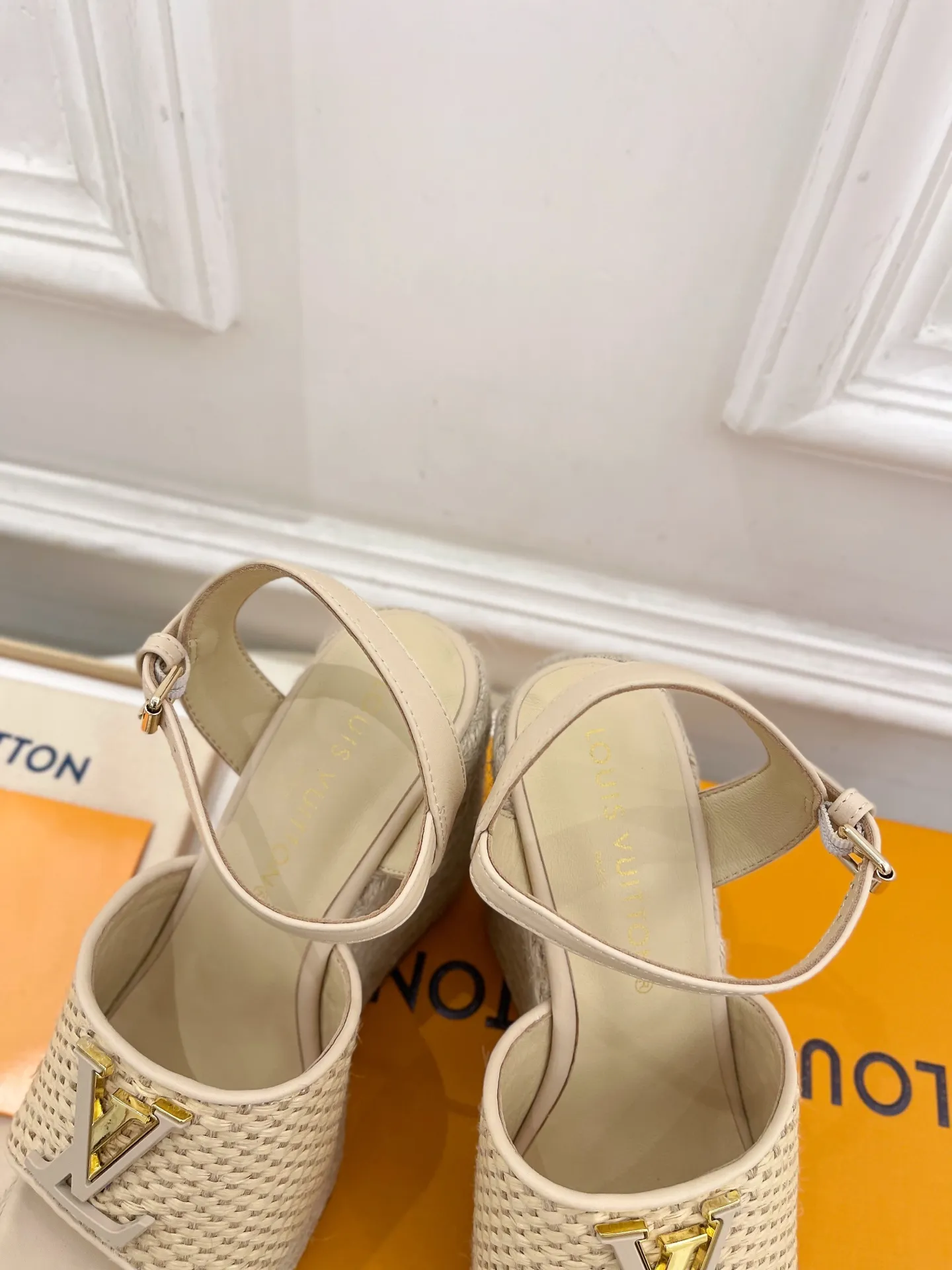 👟👟Ex-factory price 640👟👟 LV | Louis Vuitton 25𝐬𝐬 🧡💚2025 spring and summer new style top version‼ ️The original version is the same. The counter focuses on the latest LV ISOLA hollow hemp rope wedge sandals. New hard goods. ❥BS purchasing level! Full of high-end feel! A popular model among bloggers at home and abroad, it’s retro and fashionable and looks amazing on your feet! Mainly recommended model on the official website★ ━━━━━ ЅᏇєєt ━━━━━ ▪️Upper: original customized calfskin ▪️Lining: imported sheepskin ▪️Outsole: original molded outsole ▪️Heel height: 12cm, water platform 3.5cm ▪️Shoe size: 35-39 (40, 41 customized)